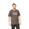 Mand står iført en mørk t-shirt med teksten "Dit Design" trykt på forsiden. Han poserer neutralt mod en hvid baggrund.