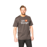 Mand står iført en mørk t-shirt med teksten "Dit Design" trykt på forsiden. Han poserer neutralt mod en hvid baggrund.