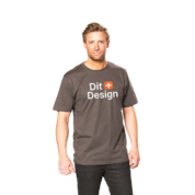 Mand står iført en mørk t-shirt med teksten "Dit Design" trykt på forsiden. Han poserer neutralt mod en hvid baggrund.
