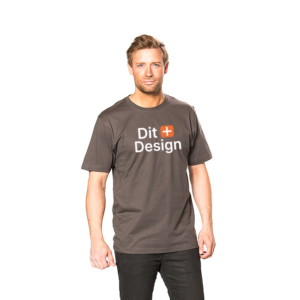 Mand står iført en mørk t-shirt med teksten "Dit Design" trykt på forsiden. Han poserer neutralt mod en hvid baggrund.
