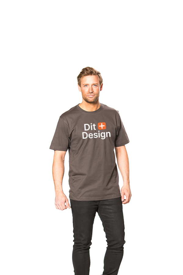 Mand står iført en mørk t-shirt med teksten "Dit Design" trykt på forsiden. Han poserer neutralt mod en hvid baggrund.