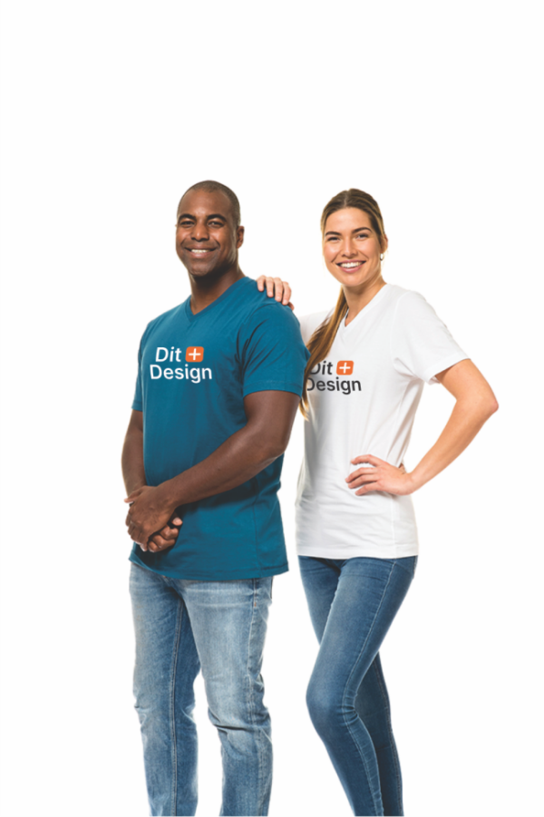 To personer står smilende mod kameraet. Manden bærer en blå T-shirt, kvinden en hvid, begge med teksten "Dit Design". De poserer selvsikkert mod en hvid baggrund.