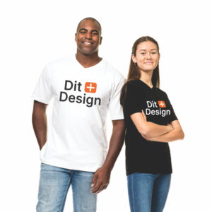 To personer står smilende. En mand i hvid T-shirt og en kvinde i sort T-shirt. Begge trøjer har teksten "Dit Design" med en orange plus-ikon. Baggrund neutral.