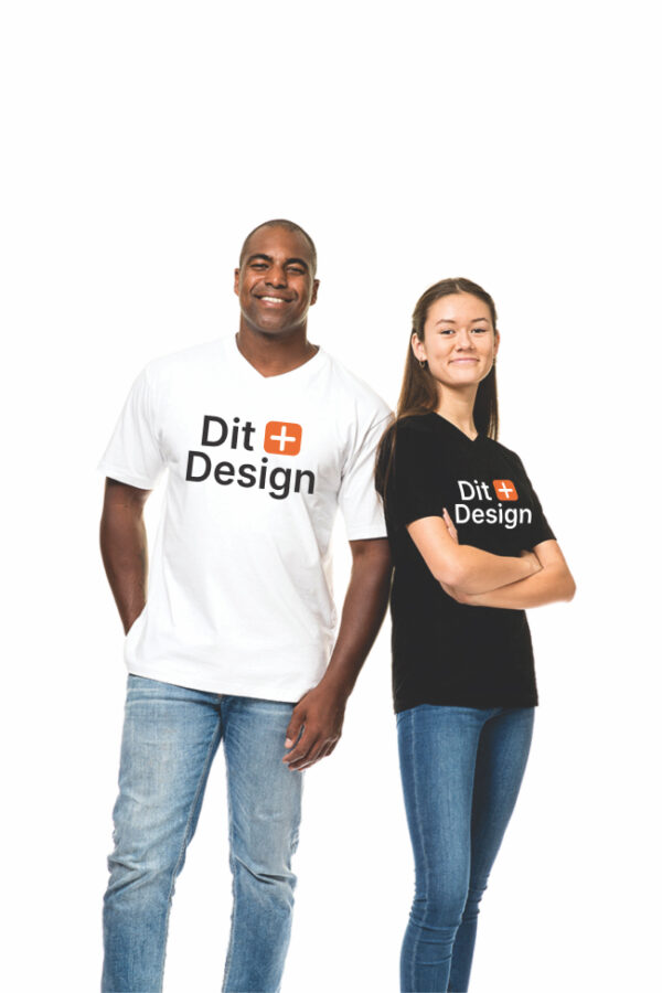 To personer står smilende. En mand i hvid T-shirt og en kvinde i sort T-shirt. Begge trøjer har teksten "Dit Design" med en orange plus-ikon. Baggrund neutral.