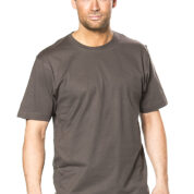 En mand iført en grå T-shirt står foran en hvid baggrund og ser direkte mod kameraet med hænderne ned langs siderne.