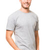 En smilende mand iført en grå t-shirt står med hænderne i lommerne mod en hvid baggrund.