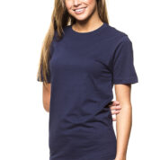 En kvinde iført en mørkeblå t-shirt står og smiler med en hånd på hoften, mod en hvid baggrund.