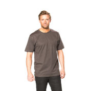Mand står stille i en grå T-shirt og sorte bukser, foran en hvid baggrund.