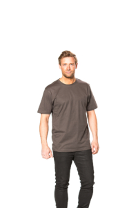 Mand står stille i en grå T-shirt og sorte bukser, foran en hvid baggrund.