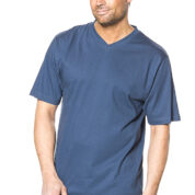 Mand iført blå T-shirt og jeans står og ser til siden med et lille smil på læben. Baggrunden er helt hvid.