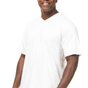 En mand iført en hvid t-shirt og blå jeans står smilende foran en hvid baggrund.