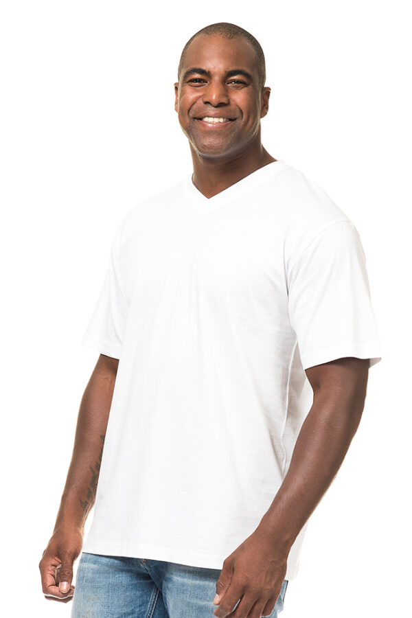 Klassisk V-hals Økologisk hvid En mand iført en hvid t-shirt og blå jeans står smilende foran en hvid baggrund.