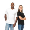 To personer står smilende; den ene mand i hvid T-shirt og jeans, og den anden kvinde i sort T-shirt og jeans. De poser foran en hvid baggrund.