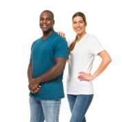 To mennesker står oprejst, smiler og ser direkte frem. Den ene, i en blå T-shirt, har armene krydsede; den anden, i en hvid T-shirt, hviler hånden på hans skulder. Baggrunden er hvid.