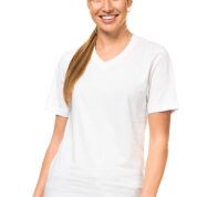 En kvinde iført en hvid t-shirt smiler, står oprejst, med hånden afslappet ved hendes side. Baggrunden er simpel og hvid.