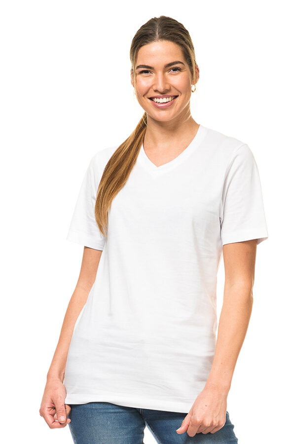 Uni Fashion V-neck Økologisk hvid En kvinde iført en hvid t-shirt smiler, står oprejst, med hånden afslappet ved hendes side. Baggrunden er simpel og hvid.