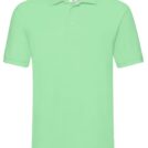 Lysegrøn polo-shirt hænger på en usynlig bøjle. Omgivet af en ensfarvet, hvid baggrund.