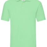 Lysegrøn polo-shirt hænger på en usynlig bøjle. Omgivet af en ensfarvet, hvid baggrund.