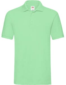 Lysegrøn polo-shirt hænger på en usynlig bøjle. Omgivet af en ensfarvet, hvid baggrund.