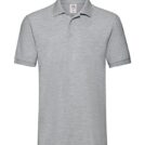 Grå poloshirt hænger frit. Stoffet er jævnt og let tekstureret. I nakken er der et lille mærke med teksten: "fruit of the loom". Baggrunden er hvid.