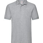 Grå poloshirt hænger frit. Stoffet er jævnt og let tekstureret. I nakken er der et lille mærke med teksten: "fruit of the loom". Baggrunden er hvid.