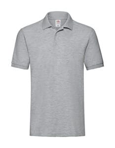 Grå poloshirt hænger frit. Stoffet er jævnt og let tekstureret. I nakken er der et lille mærke med teksten: "fruit of the loom". Baggrunden er hvid.