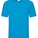 En lyseblå kortærmet poloshirt, frontview, med knaplukning ved kraven. Den er uden mønster eller logo, undtagen en lille etiket på indersiden af kraven med et farverigt mærke.