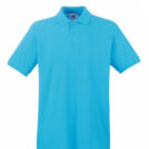 En lyseblå polo-t-shirt med krave og tre knapper foran, hænger frit mod en hvid baggrund.