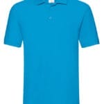 En lyseblå kortærmet poloshirt, frontview, med knaplukning ved kraven. Den er uden mønster eller logo, undtagen en lille etiket på indersiden af kraven med et farverigt mærke.