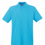 En lyseblå polo-t-shirt med krave og tre knapper foran, hænger frit mod en hvid baggrund.