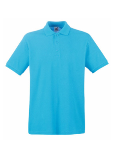 En lyseblå polo-t-shirt med krave og tre knapper foran, hænger frit mod en hvid baggrund.