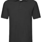 Sort poloshirt hænger i midten af billedet. Den har korte ærmer, krave og tre knapper foran. I toppen af kraven kan et hvidt mærke med et farverigt logo ses.