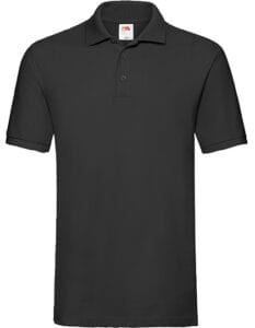 Sort poloshirt hænger i midten af billedet. Den har korte ærmer, krave og tre knapper foran. I toppen af kraven kan et hvidt mærke med et farverigt logo ses.