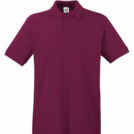 En vinrød poloshirt med korte ærmer og en krave med tre knapper. Den hænger uden baggrundsforstyrrelser.