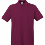 En vinrød poloshirt med korte ærmer og en krave med tre knapper. Den hænger uden baggrundsforstyrrelser.