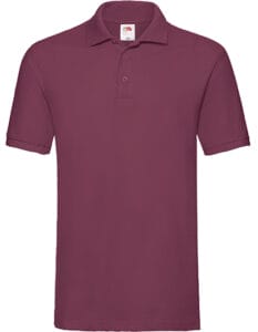 En vinrød poloskjorte hænger på en hvid baggrund. Den har en krave med tre knapper ved halsudskæringen. På indersiden af kraven er der et mærke med logo.