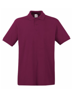 En vinrød poloshirt med korte ærmer og en krave med tre knapper. Den hænger uden baggrundsforstyrrelser.