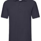 En mørkeblå polo shirt med korte ærmer og knaplukning ved kraven. Den hænger mod en hvid baggrund. Et mærke øverst på indersiden viser logoet "Fruit of the Loom".