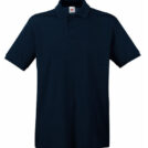 En sort polo-T-shirt hænger mod en hvid baggrund med tre knapper på kraven.