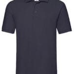 En mørkeblå polo shirt med korte ærmer og knaplukning ved kraven. Den hænger mod en hvid baggrund. Et mærke øverst på indersiden viser logoet "Fruit of the Loom".