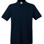 En sort polo-T-shirt hænger mod en hvid baggrund med tre knapper på kraven.