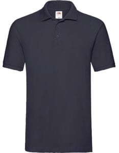 En mørkeblå polo shirt med korte ærmer og knaplukning ved kraven. Den hænger mod en hvid baggrund. Et mærke øverst på indersiden viser logoet "Fruit of the Loom".