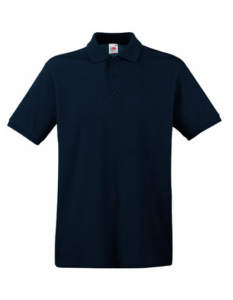 En sort polo-T-shirt hænger mod en hvid baggrund med tre knapper på kraven.