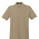 Beige poloshirt med korte ærmer og krave. Tre knapper på stolpen. Mærkat på indersiden af kraven viser et logo. Trøjen er på en hvid baggrund.