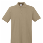 Beige poloshirt med korte ærmer og krave. Tre knapper på stolpen. Mærkat på indersiden af kraven viser et logo. Trøjen er på en hvid baggrund.