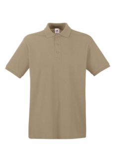 Beige poloshirt med korte ærmer og krave. Tre knapper på stolpen. Mærkat på indersiden af kraven viser et logo. Trøjen er på en hvid baggrund.