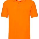 En orange polo t-shirt med korte ærmer og en krave med to knapper. Baggrunden er hvid.