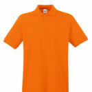 En orange poloshirt med korte ærmer, tre knapper, og en lille hvid etiket med et logo på kraven, placeret mod en hvid baggrund.