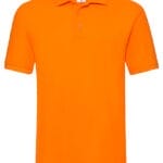 En orange polo t-shirt med korte ærmer og en krave med to knapper. Baggrunden er hvid.