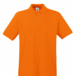En orange poloshirt med korte ærmer, tre knapper, og en lille hvid etiket med et logo på kraven, placeret mod en hvid baggrund.